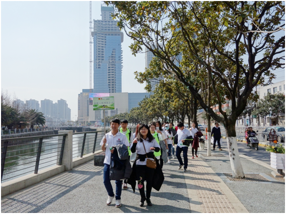 一路上，志愿者把“学雷锋践行动 树新风做好事 做志愿者”的精神传扬到大街小巷，把雷锋为人民服务的志愿精神带到城市的每个角落。